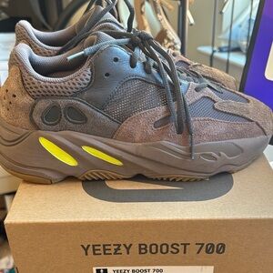 Adidas Yeezy Boost 700 in Mauve | size 6.5 men’s (8 women’s)